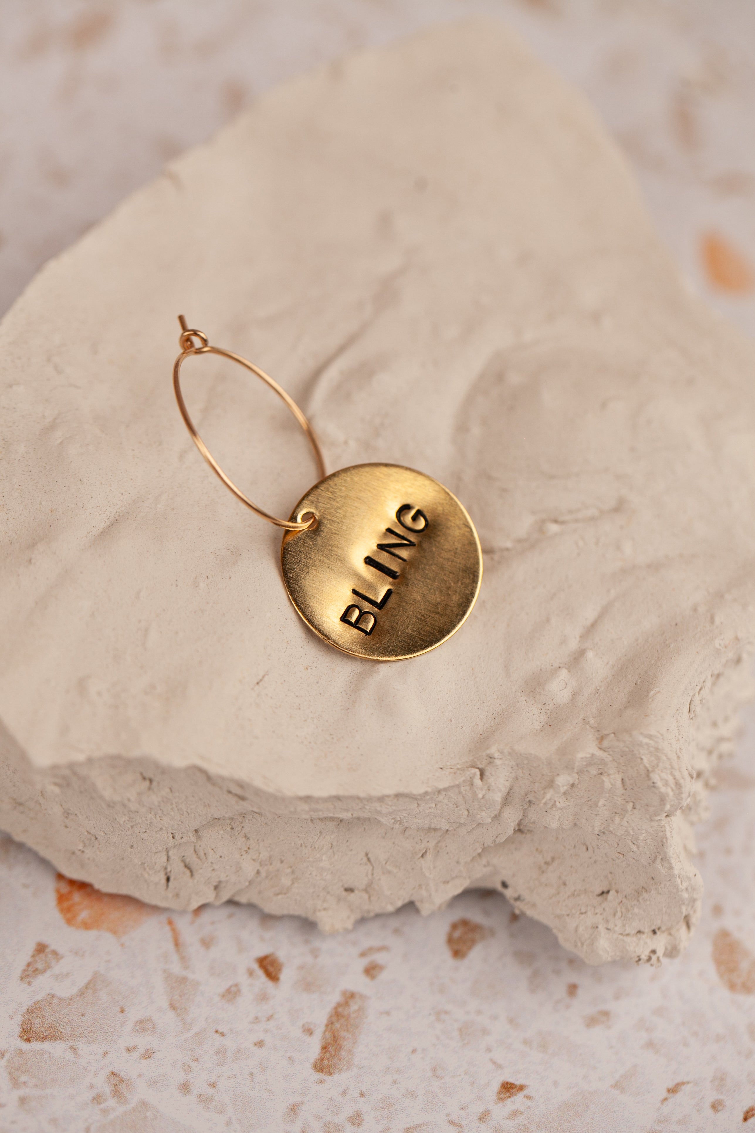 "Monorecchino inciso"