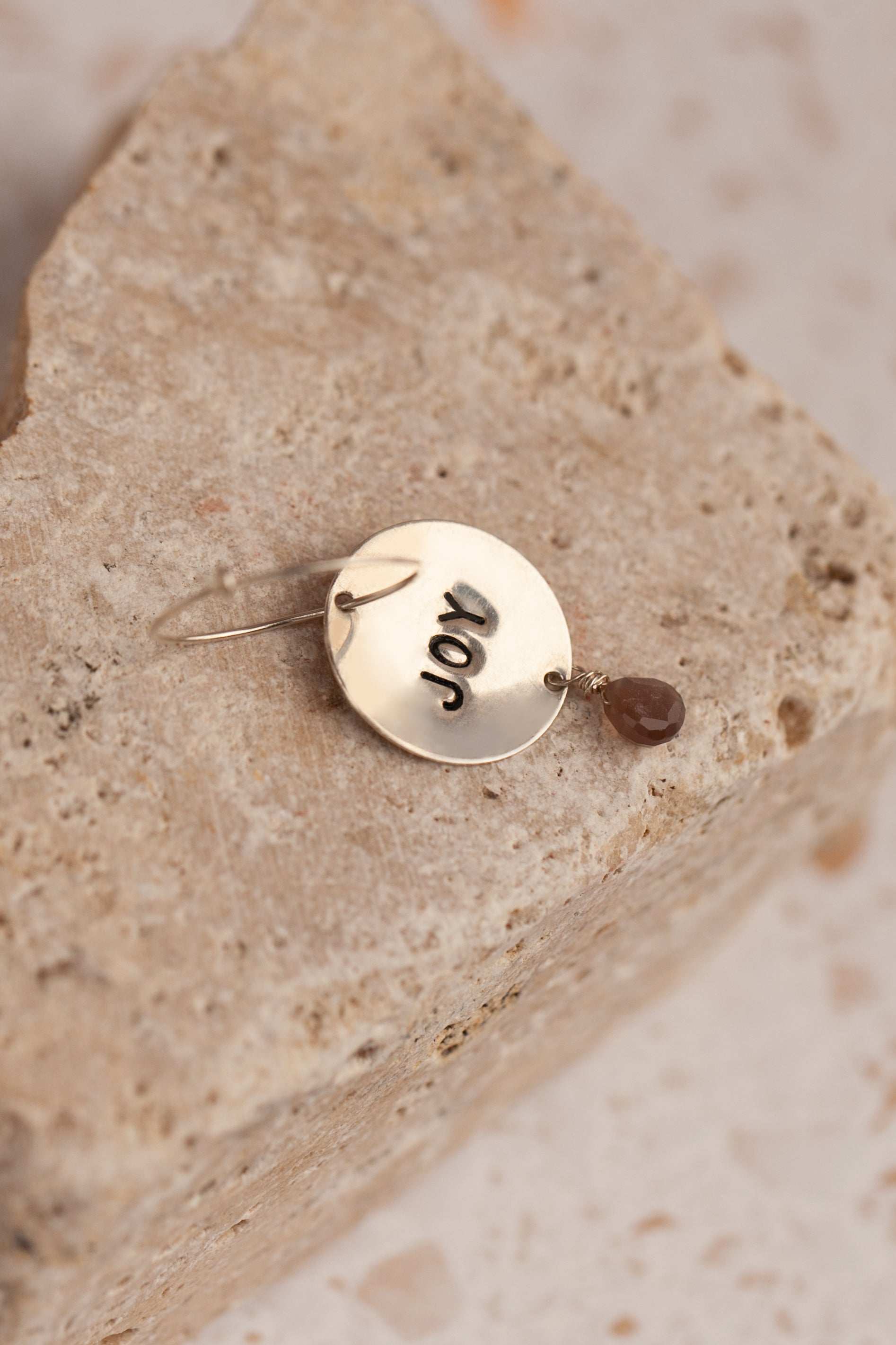 "Monorecchino inciso con pietra"